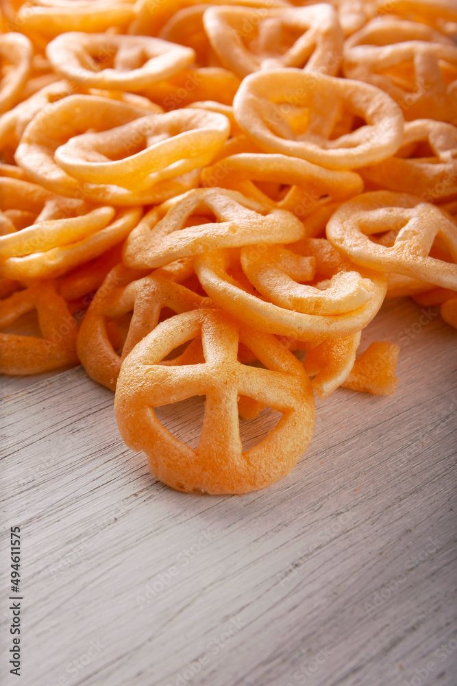 Foto Stock Chicharrones de Harina. Also known as duros, duritos, Mexican  wagon wheels or pinwheels, they are a very popular snack made from flour,  commonly accompanied with hot sauce and lemon juice.