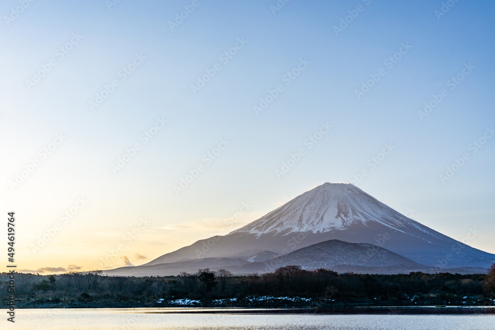 早朝の山梨県精進湖と富士山