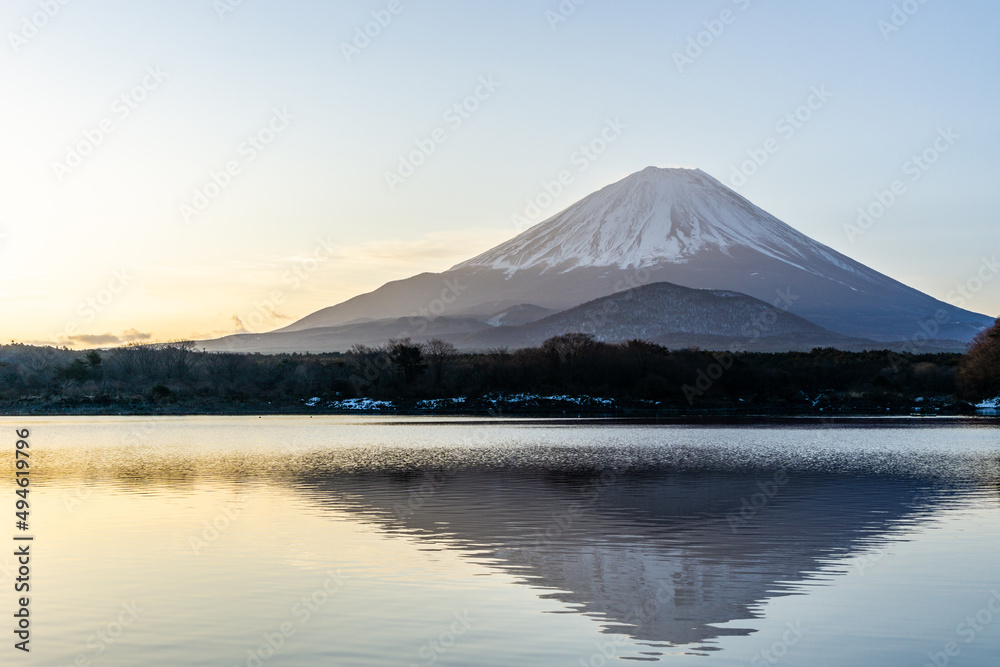 早朝の山梨県精進湖と富士山