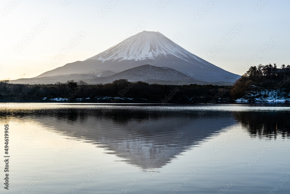 早朝の山梨県精進湖と富士山