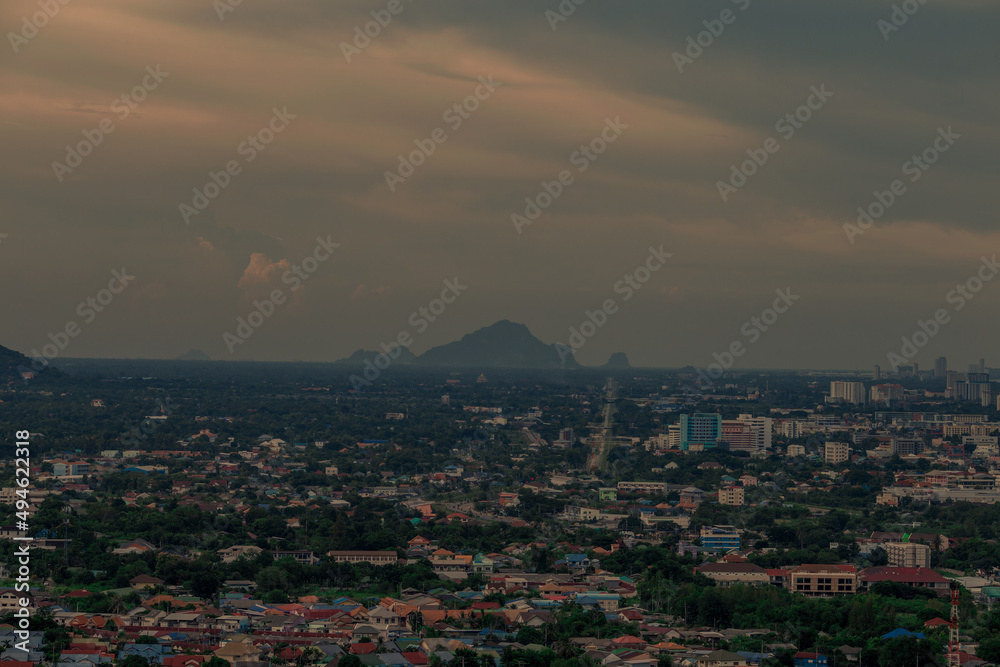 panoramic background of high mountain scenery, overlooking the atmosphere of the sea, trees and wind blowing in a cool blur, spontaneous beauty