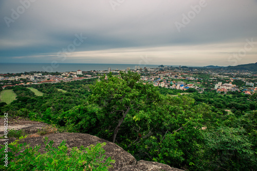 panoramic background of high mountain scenery, overlooking the atmosphere of the sea, trees and wind blowing in a cool blur, spontaneous beauty