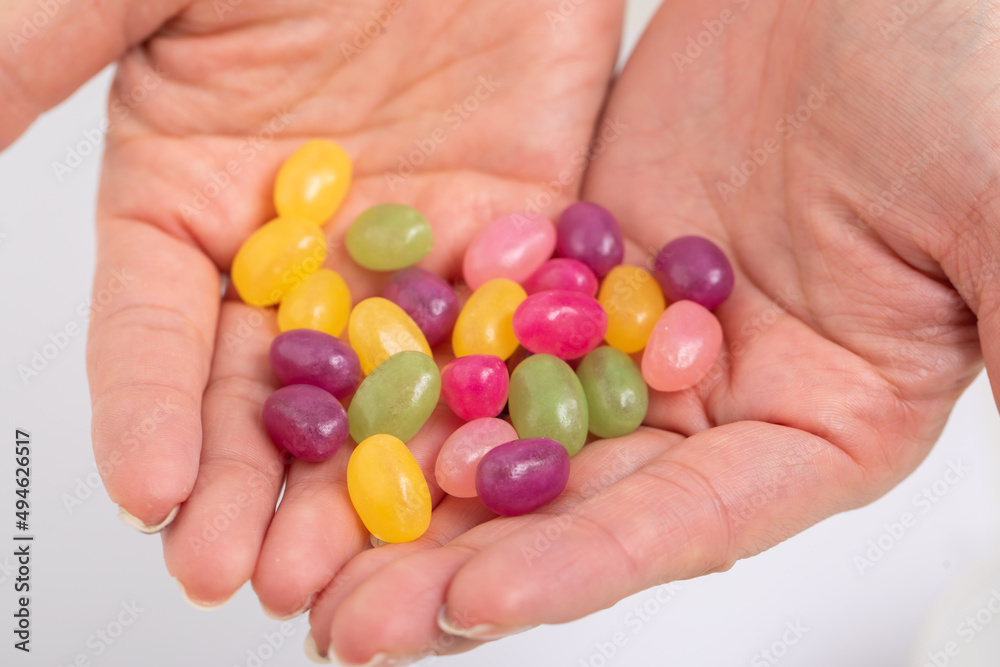手のひらに乗せられたグミ gummies 手のひらに乗せられたグミ gummies
