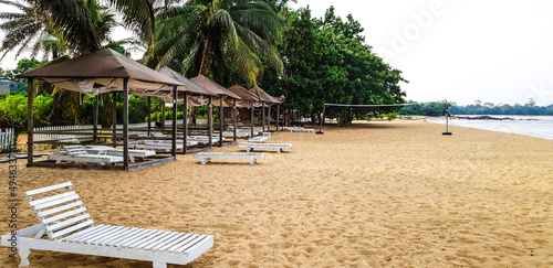 cabanes alignés sur une plageà kribi au Cameroun photo