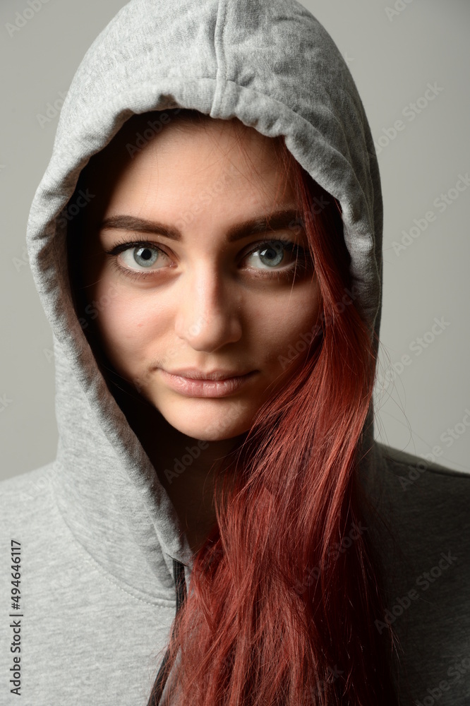 Obraz premium junge frau im kaputzenpullover pulli nachdenklich besorgt grübelnd emotional portrait gesicht rote haare