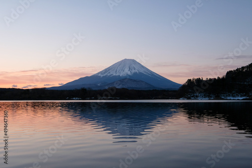 日の出前の山梨県精進湖と富士山