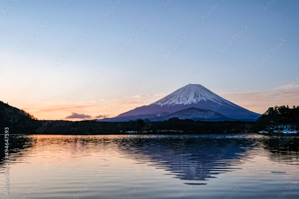 日の出前の山梨県精進湖と富士山