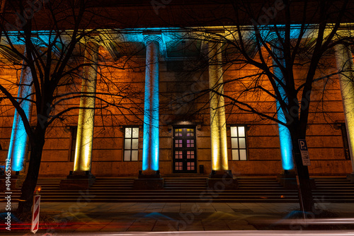 Haus der Kunst leuchtet in blau gelb photo