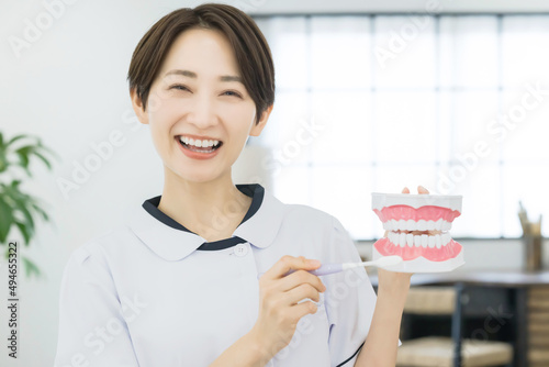 歯磨き指導する歯科衛生士 photo