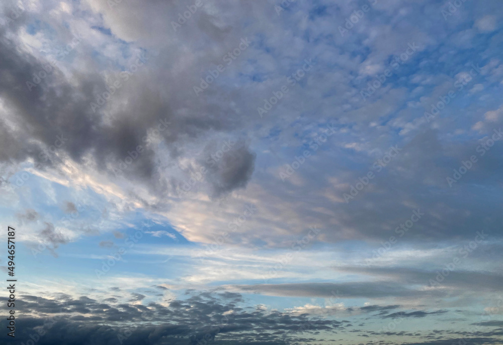 Obraz premium Beautiful sunset sky with a low clouds