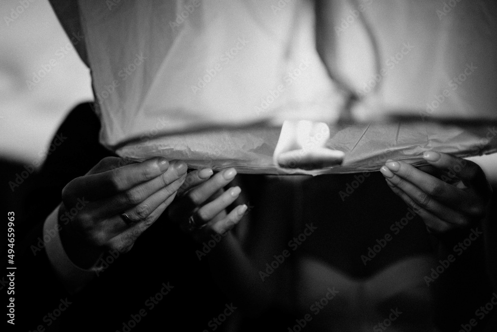 Fototapeta premium Happy couple holding paper lanters.