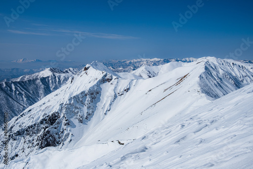 雪山の登山風景 © Casey