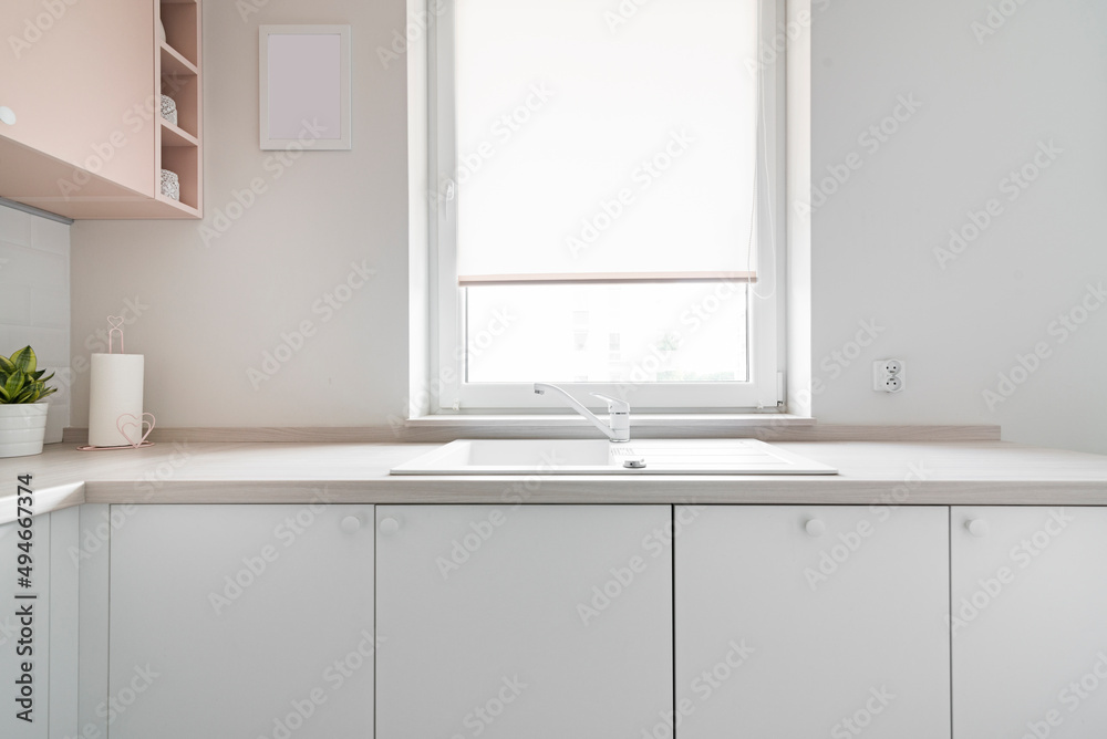 Detal w kuchni w minimalistycznym nowoczesnym stylu. Białe i różowe fronty mebli oraz sprzęt. - obrazy, fototapety, plakaty 