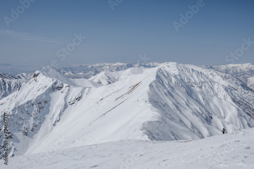 雪山の登山風景 © Casey
