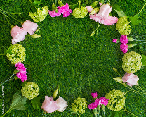 Kwiaty różowe na trawie, kompozycja na zielonym tle