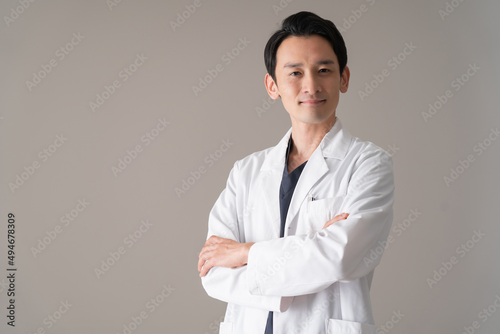 白衣を着た日本人男性