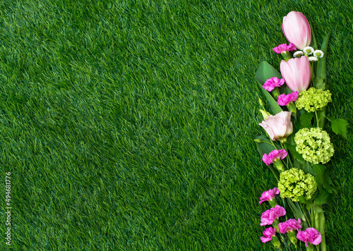 Kwiaty na trawie, różowe kwiaty, kompozycja na zielonym tle