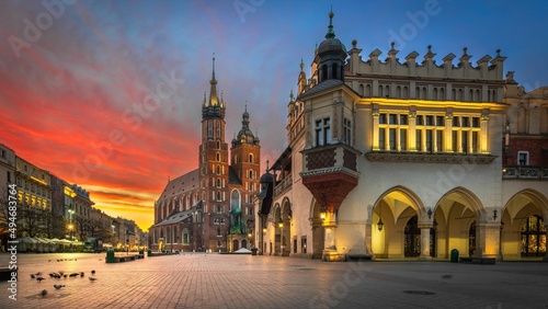 Rynek Główny i Kościół Mariacki w Krakowie o poranku