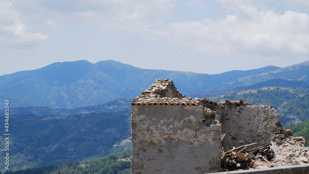 Fototapeta premium Lonely ruin abandoned in the middle of the italian countryside