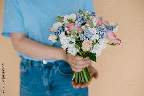 Fotografie bride holding bouquet of flowers
