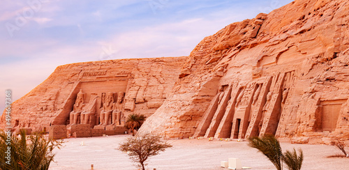 Foto View of The Great Temple of Rameses II and The Small Temple of Nefertari in the village of Abu Simbel