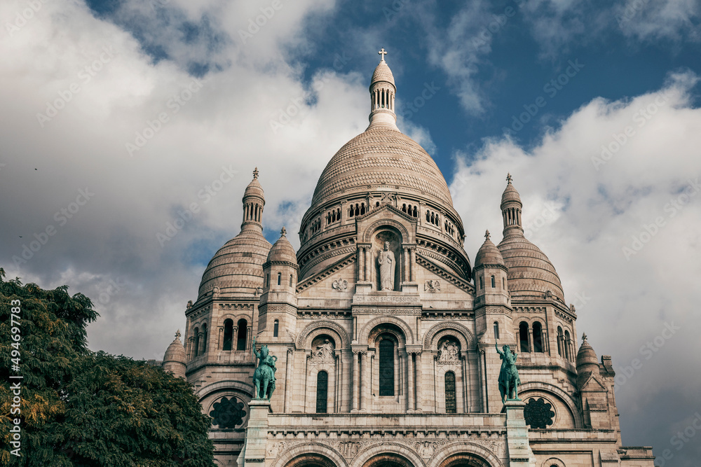 sacre coeur basilica city in montmartre on a sunny day