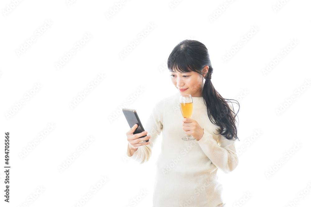 オンライン飲み会をする若い女性