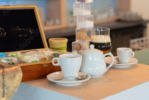 Service thé et café en restaurant. Détail et présentation élégante.