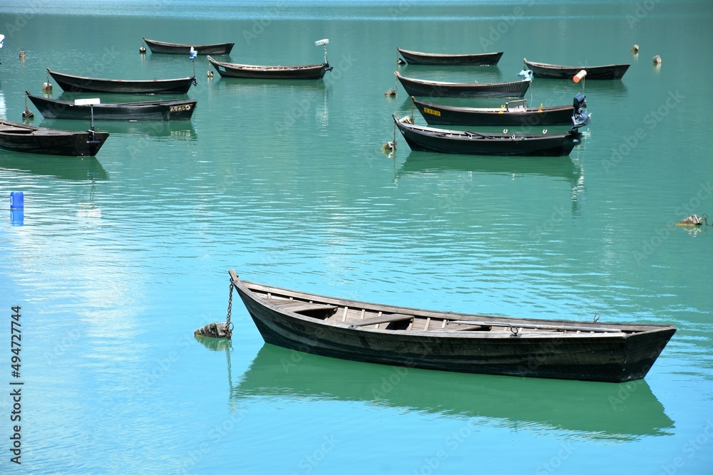 Barche sul lago di santa croce provincia di belluno