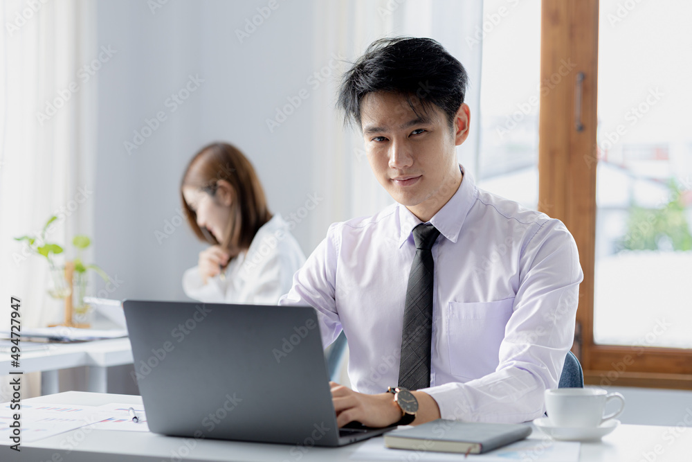 White Asian male businessman, management of the new generation of executives, the establishment of start-up companies and the operation of the new generation. Startup business concept. White Asian male businessman, management of the new generation of executives, the establishment of start-up companies and the operation of the new generation. Startup business concept.