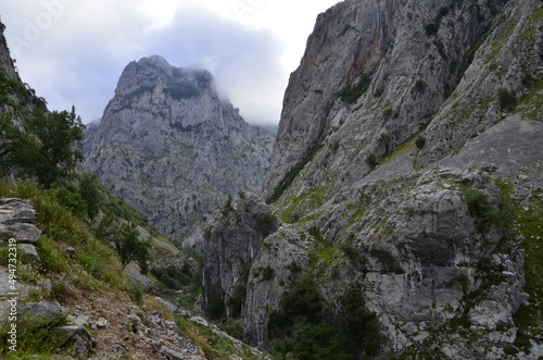 La ruta hacia Bulnes en plenos Picos de Europa, España.