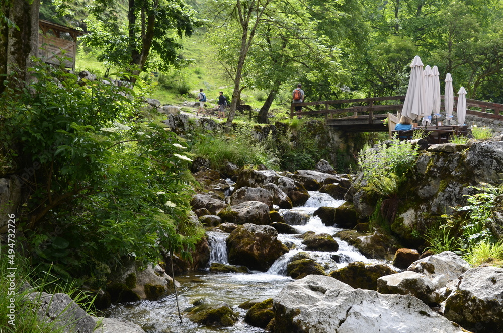 La ruta hacia Bulnes en plenos Picos de Europa, España. La ruta hacia Bulnes en plenos Picos de Europa, España.