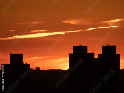 Atardecer nuboso sobre ciudad