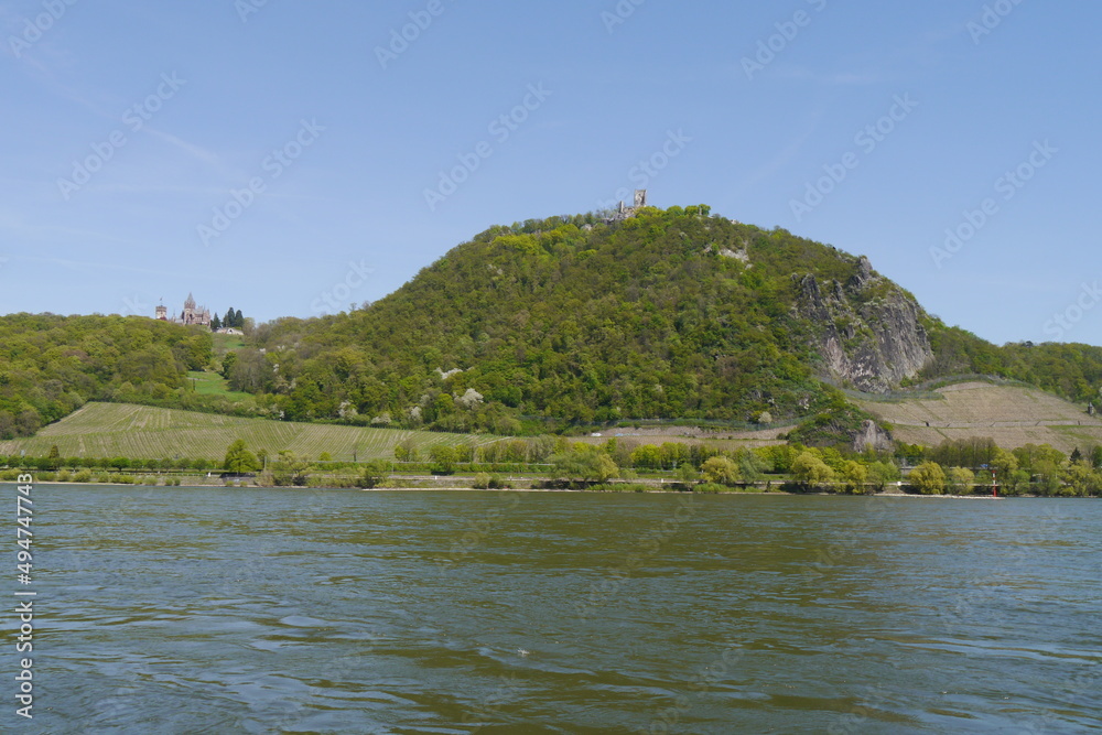 Rhein mit Drachenstein und Drachenfels im Siebengebirge bei Königswinter