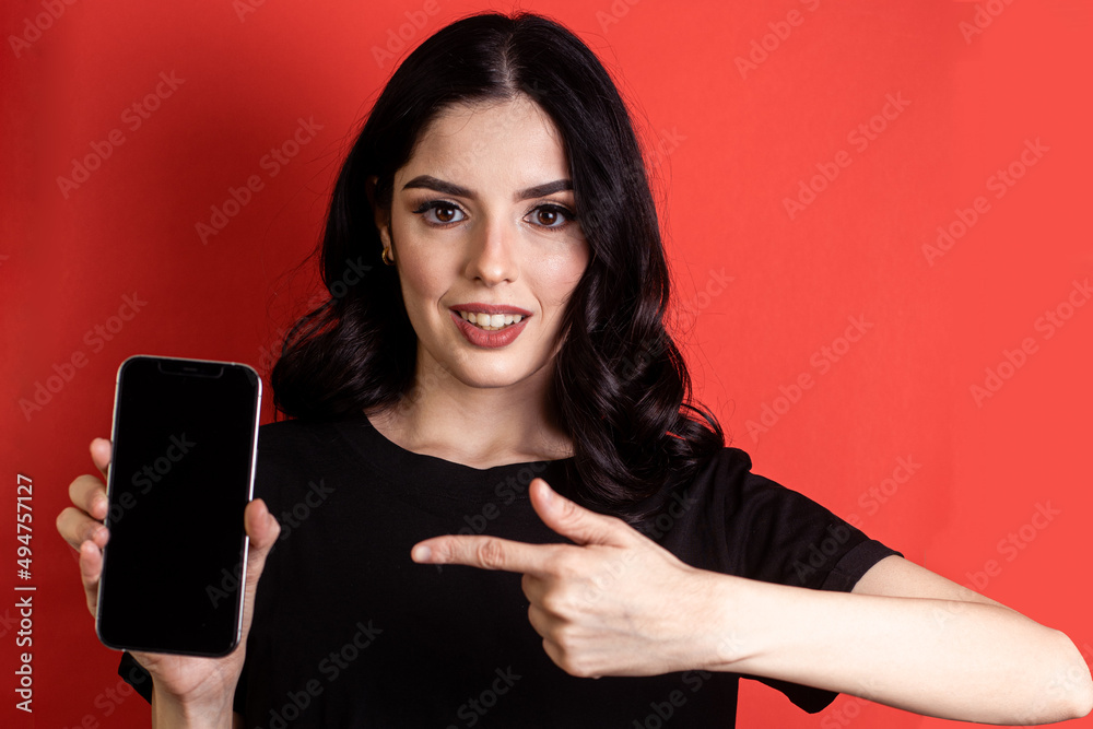 Naklejka premium Mujer mostrando aplicación móvil