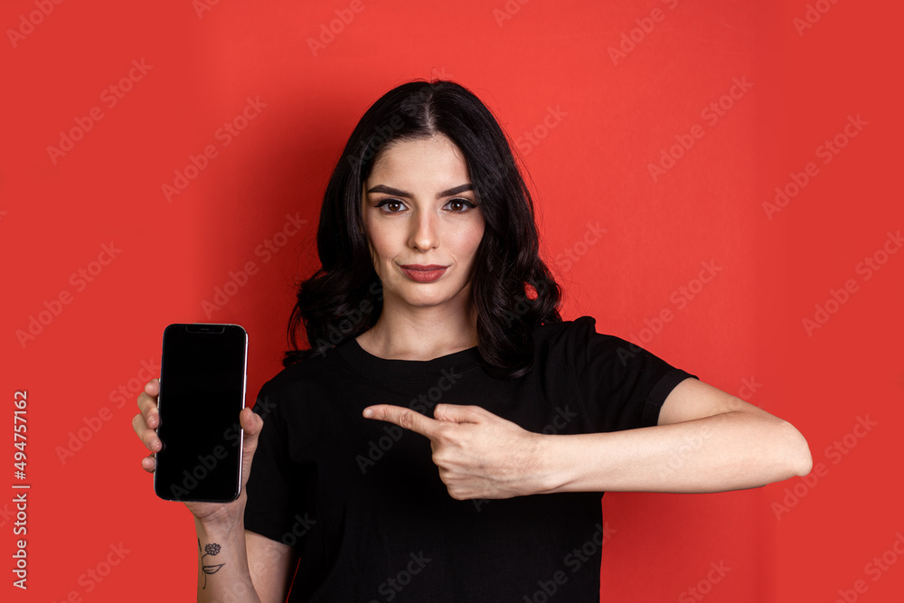 Naklejka premium Mujer mostrando aplicación móvil
