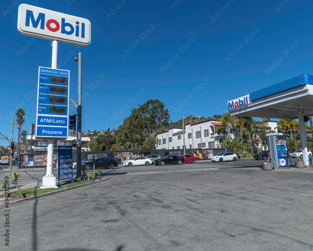 Stockfoto Los Angeles, CA, USA March 24, 2022 A Mobil Gas Station on