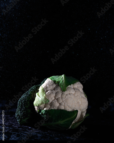 Obraz na płótnie Cauliflower and broccoli in the the dark minimalistic light. Fresh vegetables. w salonie