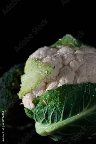 Obraz na płótnie Cauliflower and broccoli in the the dark minimalistic light. Fresh vegetables. w salonie