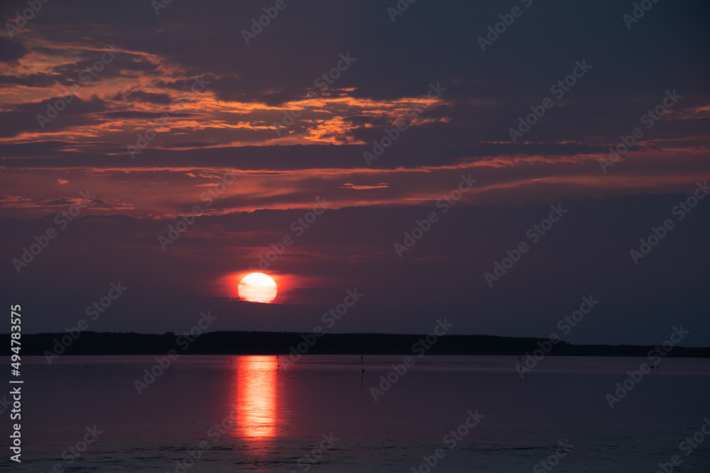 Naklejka premium 湖に沈む夕陽 サロマ湖 