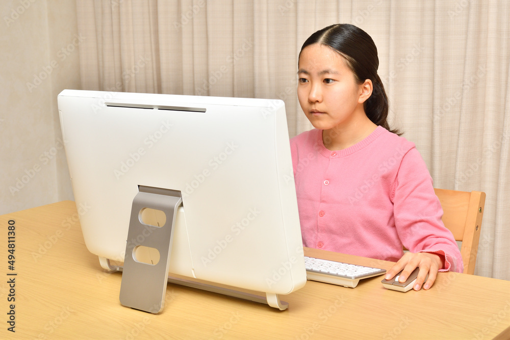 パソコンを操作する女の子 パソコンを操作する女の子