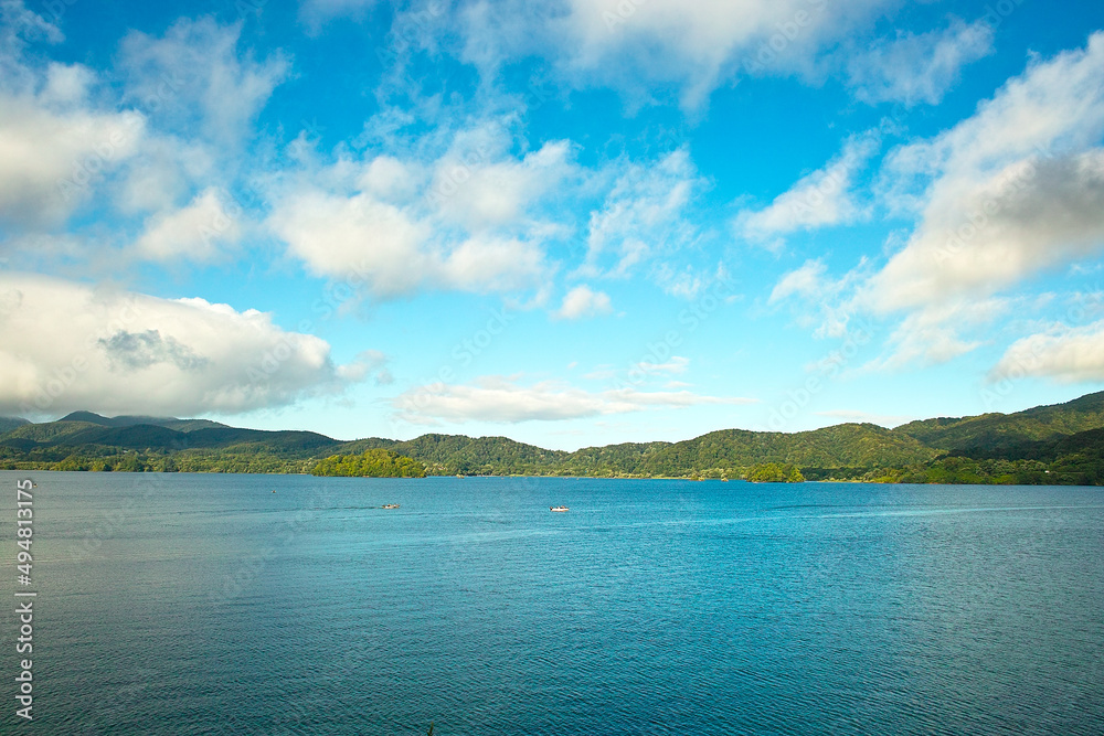 青空と猪苗代湖(日本の福島県)
青空と猪苗代湖(日本の福島県)