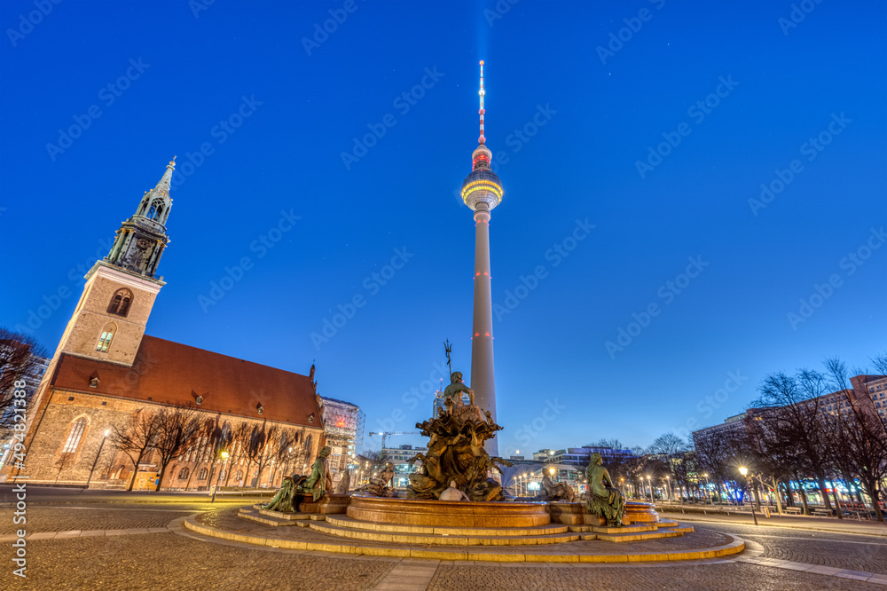 Obraz premium The famous Alexanderplatz in Berlin with no people at dawn
