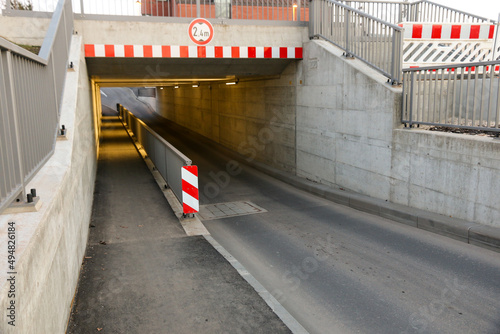 Straßenunterführung mit Durchgang und Höhenbegrenzung