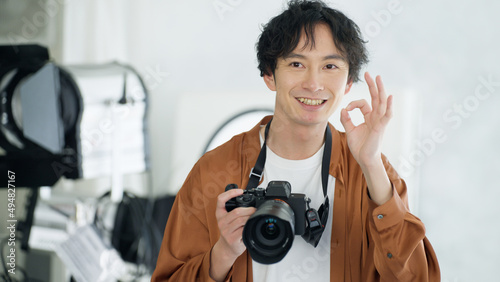 カメラで撮影する男性カメラマン photo