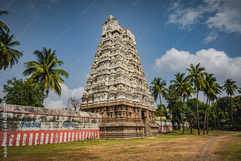 Thirukalukundram is known for the Vedagiriswarar temple complex, popularly known as Kazhugu koil (Eagle temple). This temple consists of two structures, one at foot-hill and the other at top-hill