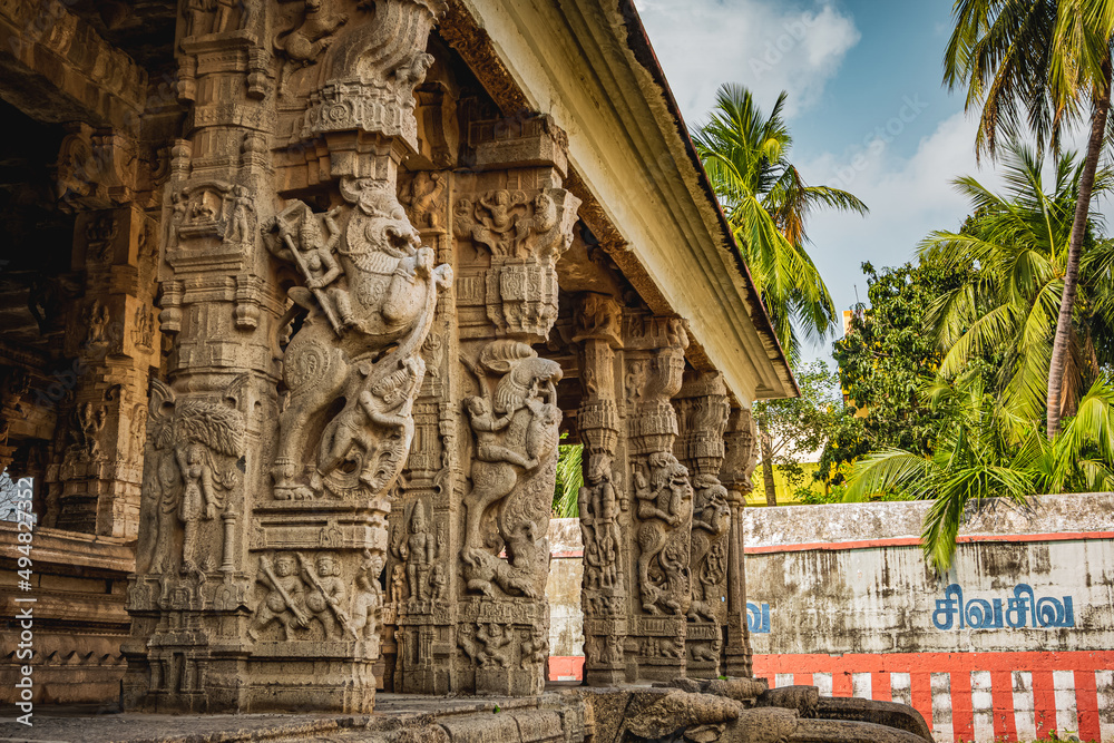 Obraz premium Thirukalukundram is known for the Vedagiriswarar temple complex, popularly known as Kazhugu koil (Eagle temple). This temple consists of two structures, one at foot-hill and the other at top-hill