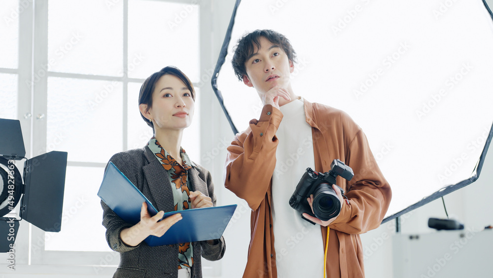 男性カメラマンと女性デザイナー 男性カメラマンと女性デザイナー