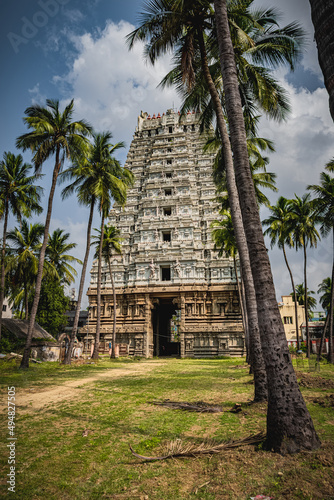Thirukalukundram is known for the Vedagiriswarar temple complex, popularly known as Kazhugu koil (Eagle temple). This temple consists of two structures, one at foot-hill and the other at top-hill © Snap Royce Photo Co.