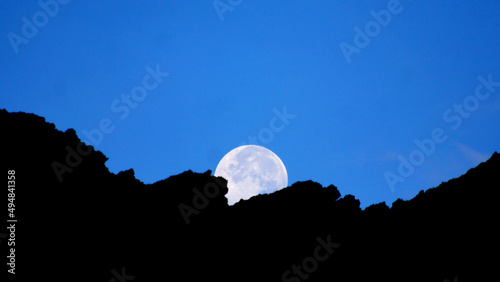 lune derrière montagne volcanique de l'ile de UA HUKA dans l'arichipel des marquises en polynésie francaise